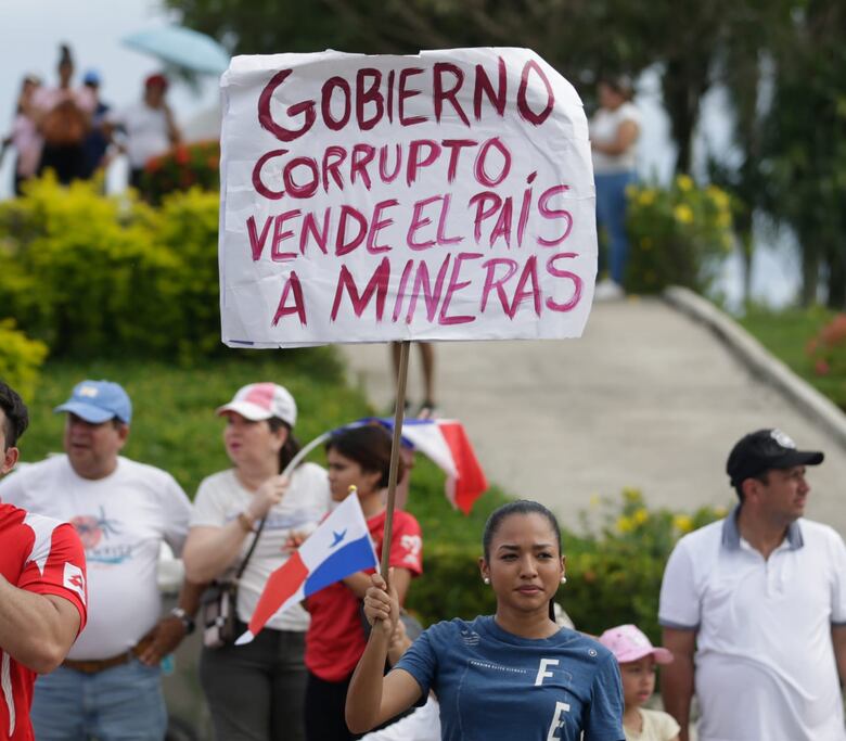 ‘Abajo el contrato minero’ piden los ciudadanos en una protesta en la cinta costera 