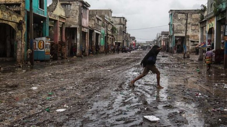 Estados Unidos: Algunos huyen de Matthew mientras otros se quedan