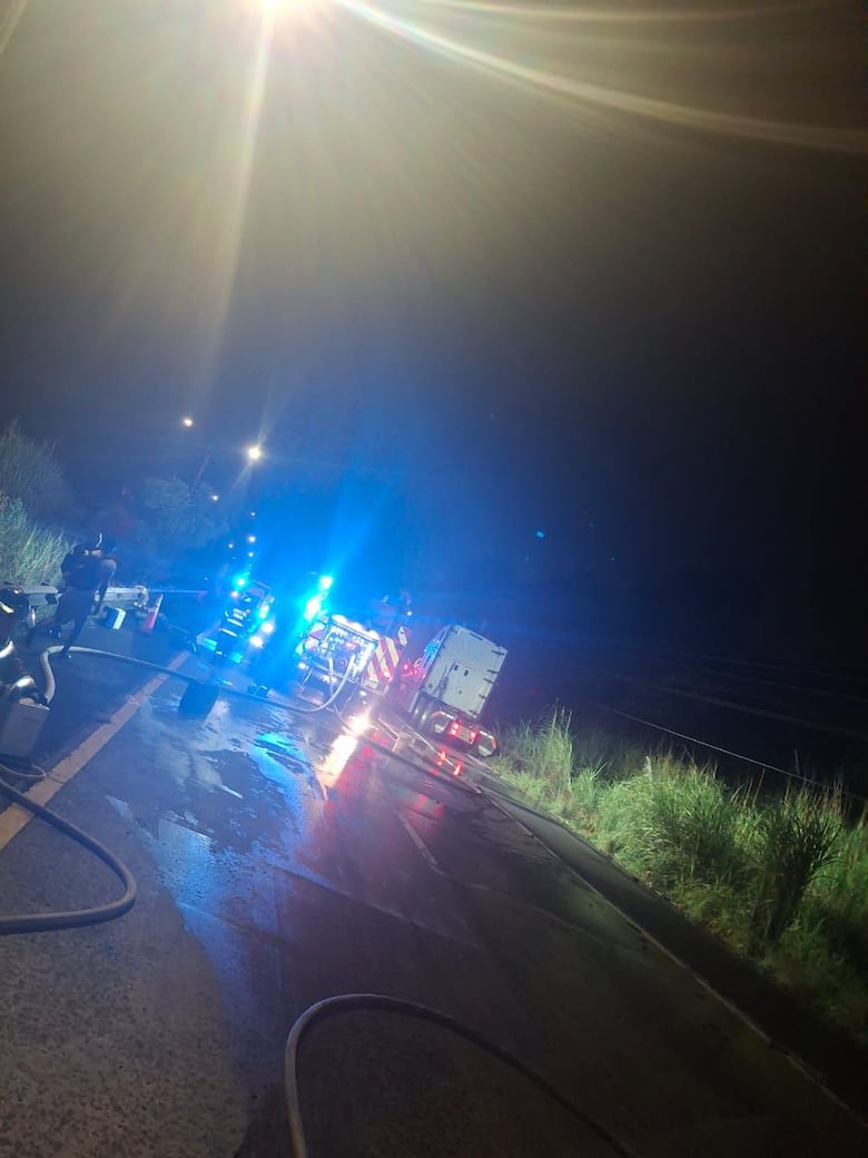 Camión con artículos electrónicos se incendia en la vía Centenario; no hubo heridos