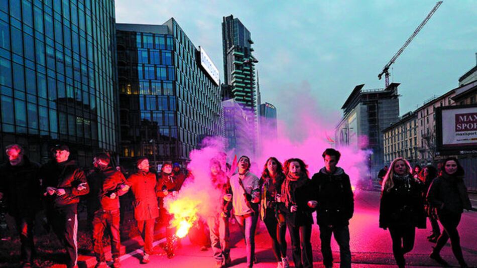 Los italianos protestan contra el fascismo