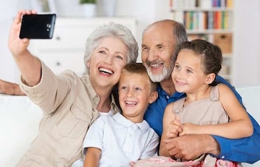 Pantallas, abuelos y los recuerdos que estamos dejando de construir