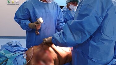 Ciudad de la Salud: director médico y cirujanos cruzan acusaciones