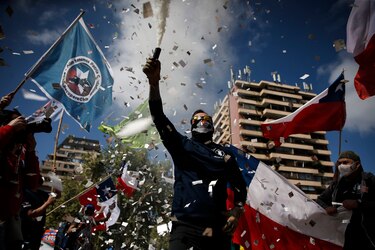 Decenas de manifestantes protestan en Santiago contra una nueva Constitución
