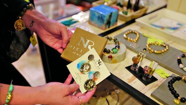 Una artesana de la orfebrería