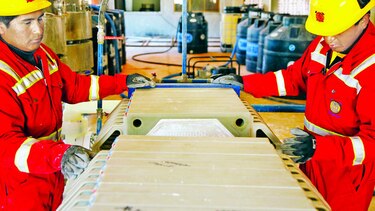 Mineros deciden reducir su paga