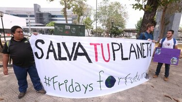 Ambientalistas protestan afuera de la Asamblea para exigir protección de isla Boná
