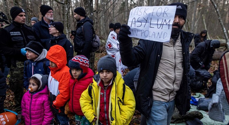 Centenares de migrantes en fronteras de la UE provocan tensión entre Bielorrusia, Polonia y Rusia