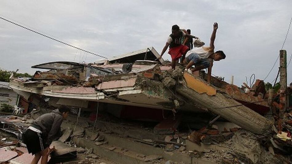 Ecuador reporta 233 muertos tras fuerte sismo