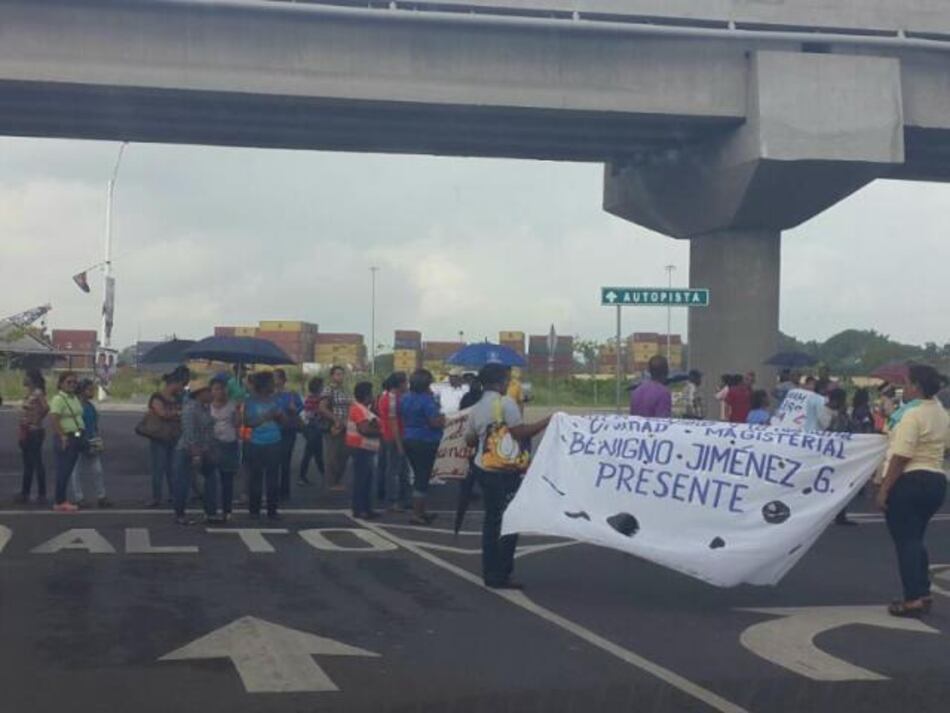 Docentes marchan en Colón