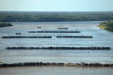 Gobierno de Brasil promete detener balsas de minería ilegal en río de Amazonía