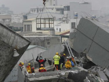 Un sismo causa al menos 14 muertos en Taiwan