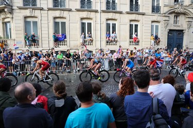 La triatleta Claire Michel se enferma tras nadar en el río Sena