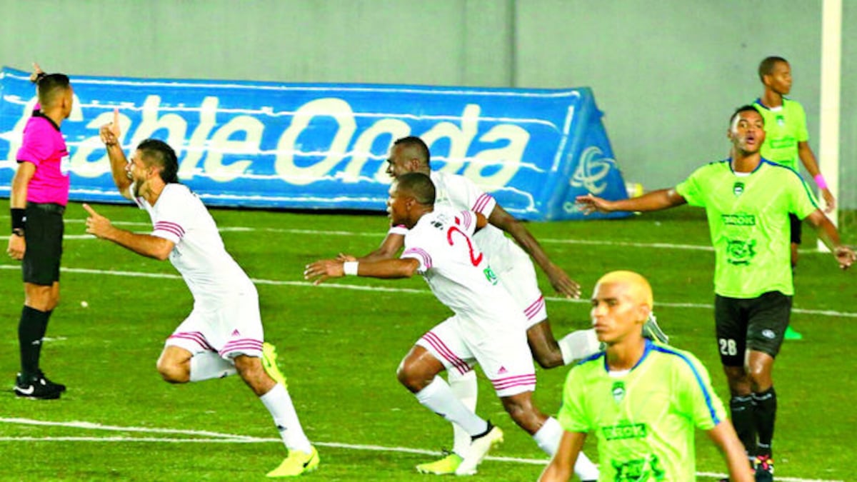 Manuel Torres (Izq.) sale a correr para festejar su triunfo dos goles a uno del CAI ante Costa del Este, que le daba el triunfo a su equipo en el estadio Maracaná y su pase a