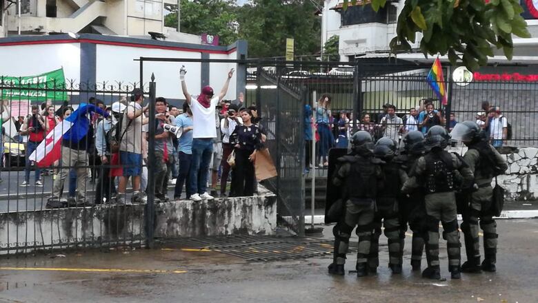 Piedras, botellas y candela en protestas contra reformas constitucionales en la Asamblea