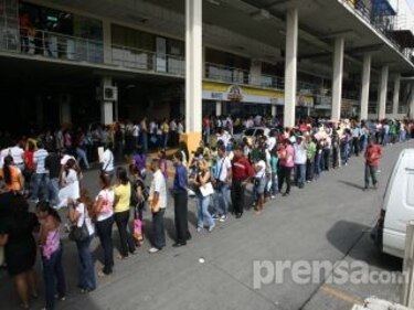 Cientos acuden en busca de un empleo en la Feria del Trabajo