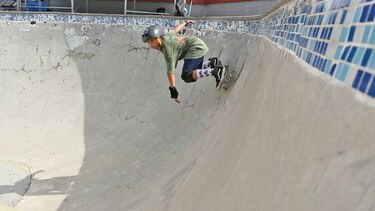 Los reyes de la patineta en la cinta costera