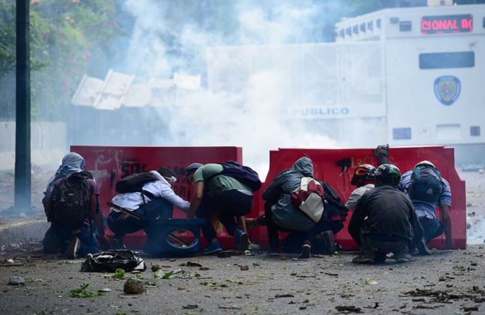 Universitarios se enfrentan a la Policía en nueva protesta contra Maduro