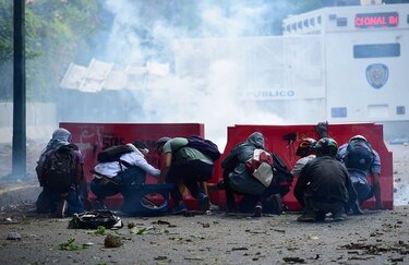 Universitarios se enfrentan a la Policía en nueva protesta contra Maduro