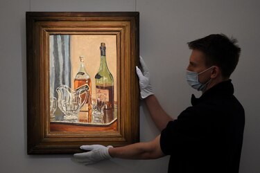 Subastan por 1.3 millones de dólares cuadro en que Churchill representó su whisky favorito