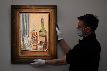 Subastan por 1.3 millones de dólares cuadro en que Churchill representó su whisky favorito