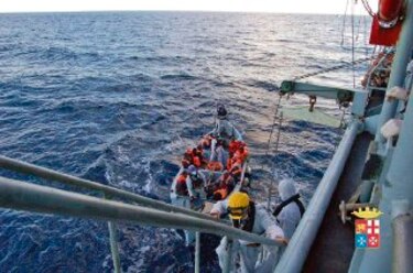 Interceptan inmigrantes en costa de Lampedusa