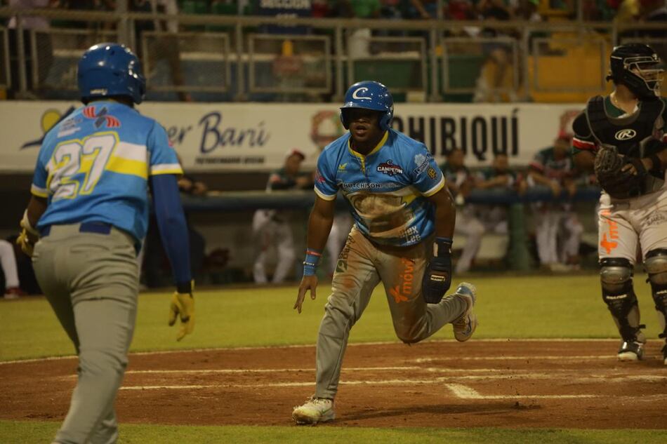 Colón vence 6 a 3 a Chiriquí y empata la serie final