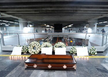 Conmemoran, con un ataúd, los tres años del colapso del metro que dejó 26 muertos en México