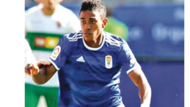 Golazo de Bárcenas guía al Oviedo a la victoria sobre el Tenerife