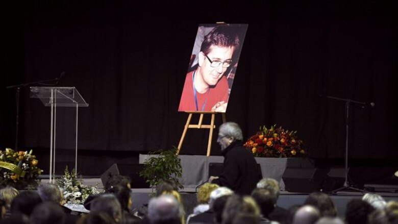 Con lágrimas, bromas y música despiden a Charb en París