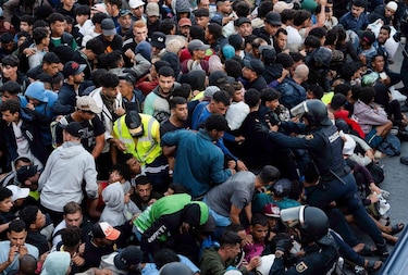 Las imágenes de la tensión durante el intento de desalojo de miles de migrantes de las playas de Ceuta