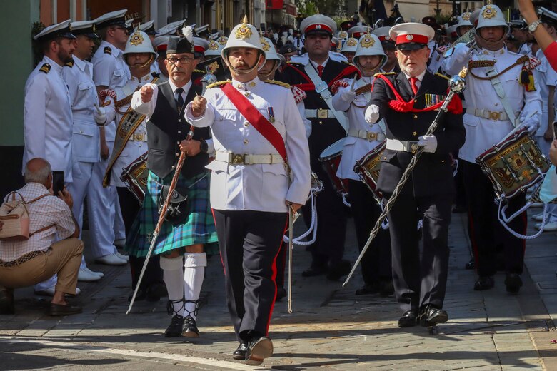 Retratos de Carlos III, coronas y tiendas de campaña transforman Londres