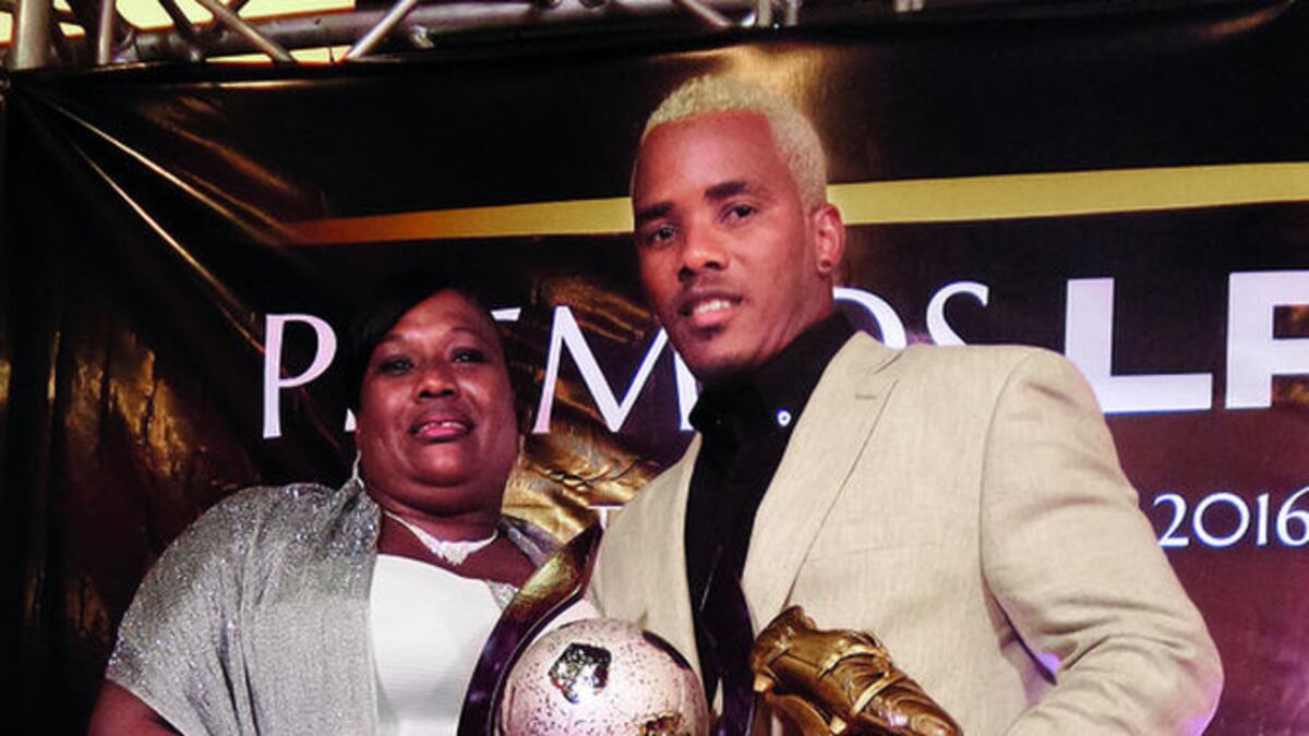 Enrico Small estuvo acompañado de su madre en la gala de los premios del torneo Apertura de la Liga Panameña de Fútbol.
