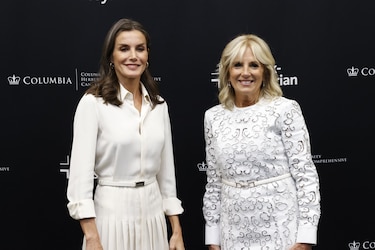 La Reina Letizia y Jill Biden, complicidad y sonrisas en el acto central del ‘Día Mundial de la Investigación en Cáncer’