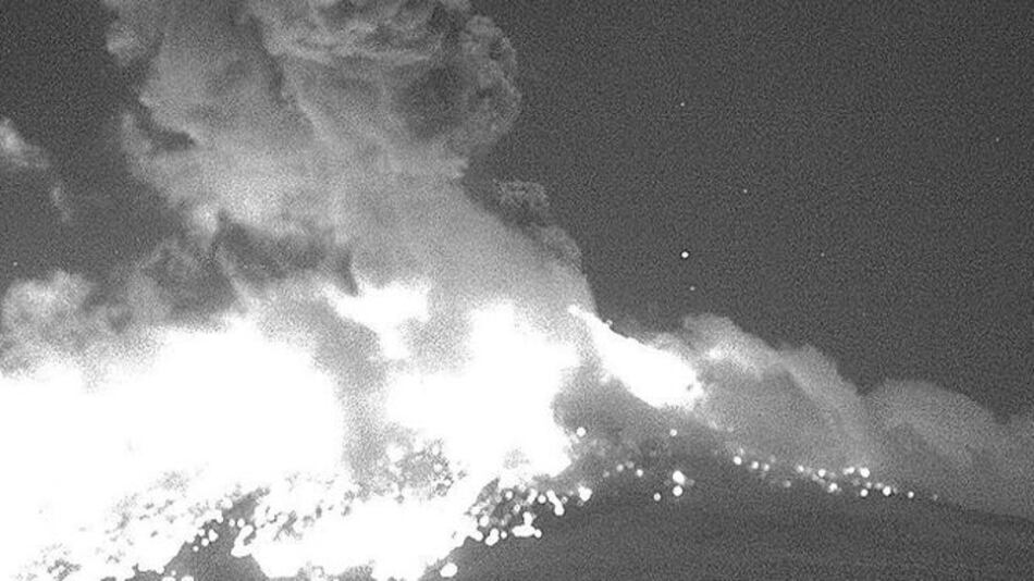Volcán Popocatépetl arroja rocas calientes y ceniza