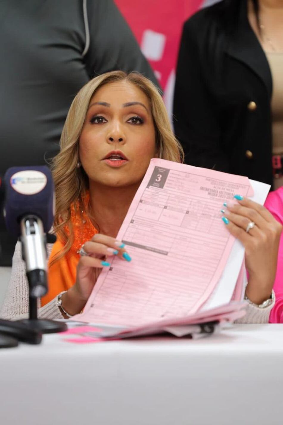 Yanibel Ábrego acusa de fraude al grupo de Rómulo Roux