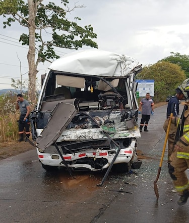 Siete heridos en violento choque en Chepo: bomberos rescatan a conductor atrapado