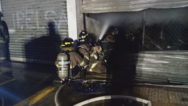 Bomberos controlan incendio que afectó a tres locales comerciales en la Avenida Domingo Díaz