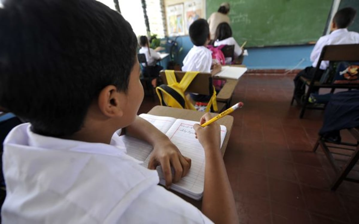 ¿Por qué un político gana más que un profesor y no se prioriza la reparación anual de escuelas?