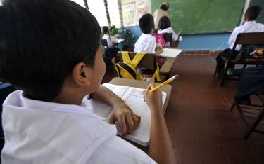 ¿Por qué un político gana más que un profesor y no se prioriza la reparación anual de escuelas?