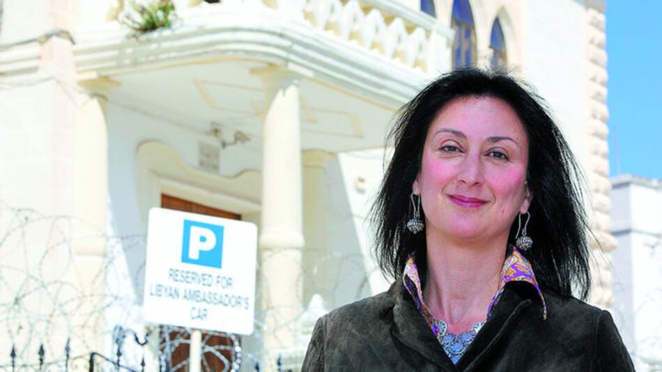 Hijo de periodista asesinada en Malta acusa a autoridades