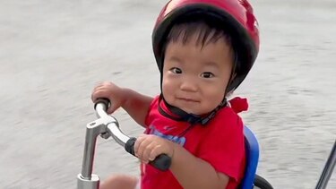 El niño de 3 años con una enfermedad rara que asombra a los médicos por su recuperación tras recibir una pionera terapia genética