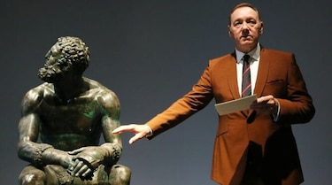 Kevin Spacey reaparece leyendo poesía en un museo de Roma