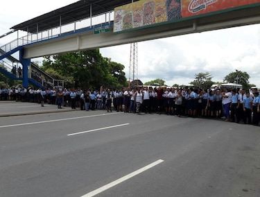 Estudiantes y padres de familia del Mariano Prado de Natá cierran vía Interamericana