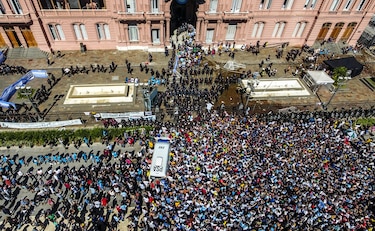 Incidentes en Casa Rosada obligan a retirar féretro de Maradona de capilla ardiente