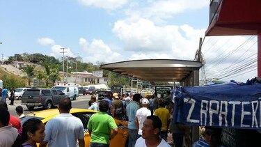 Cuatro personas heridas dejó choque de taxi contra parada de buses en Arraiján