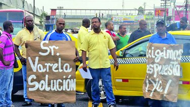 Taxistas bloquean autopista a Colón