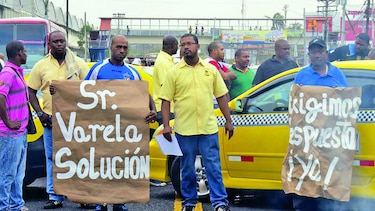 Taxistas bloquean autopista a Colón