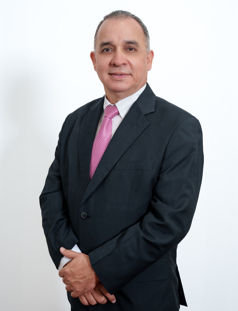 Sucre Arias Reyes da la bienvenida al Lic. Iván Guerra como nuevo abogado asociado