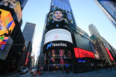 Airbnb debuta por todo lo alto en Wall Street