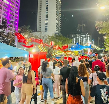 Familias, adultos mayores y turistas, dicen presente en el festival nocturno carnavalístico en la cinta costera